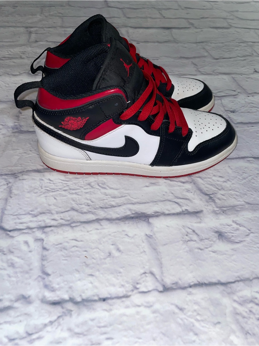 Jordan 1 Mid Gym Red Black Toe (PS). Size 3Y